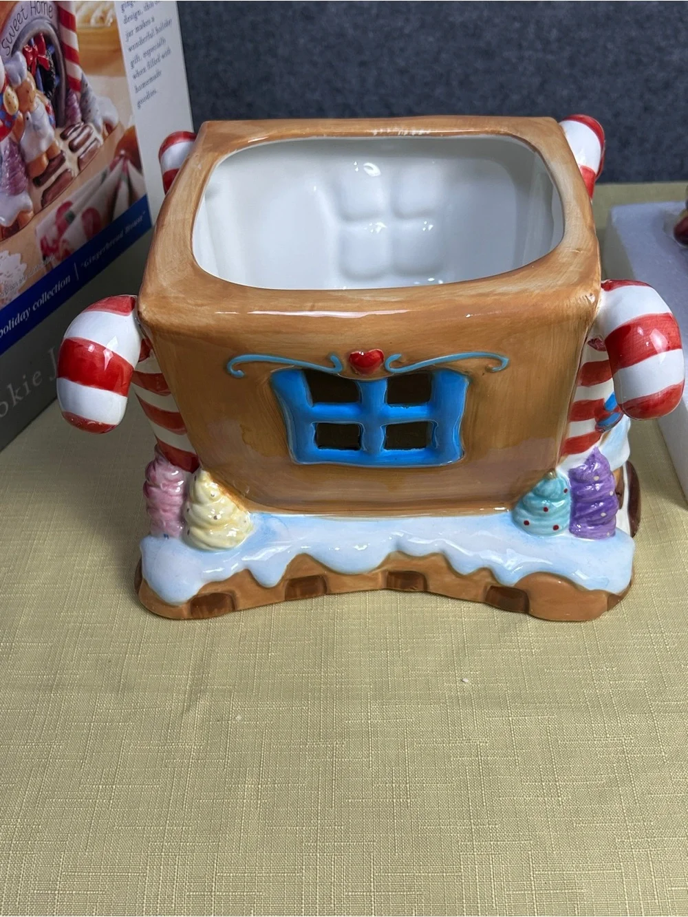 HomeTrends Whimsical Ceramic Festive Christmas Gingerbread House Cookie Jar OB